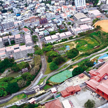 ［写真］首里崎山キャンパスと首里城航空写真