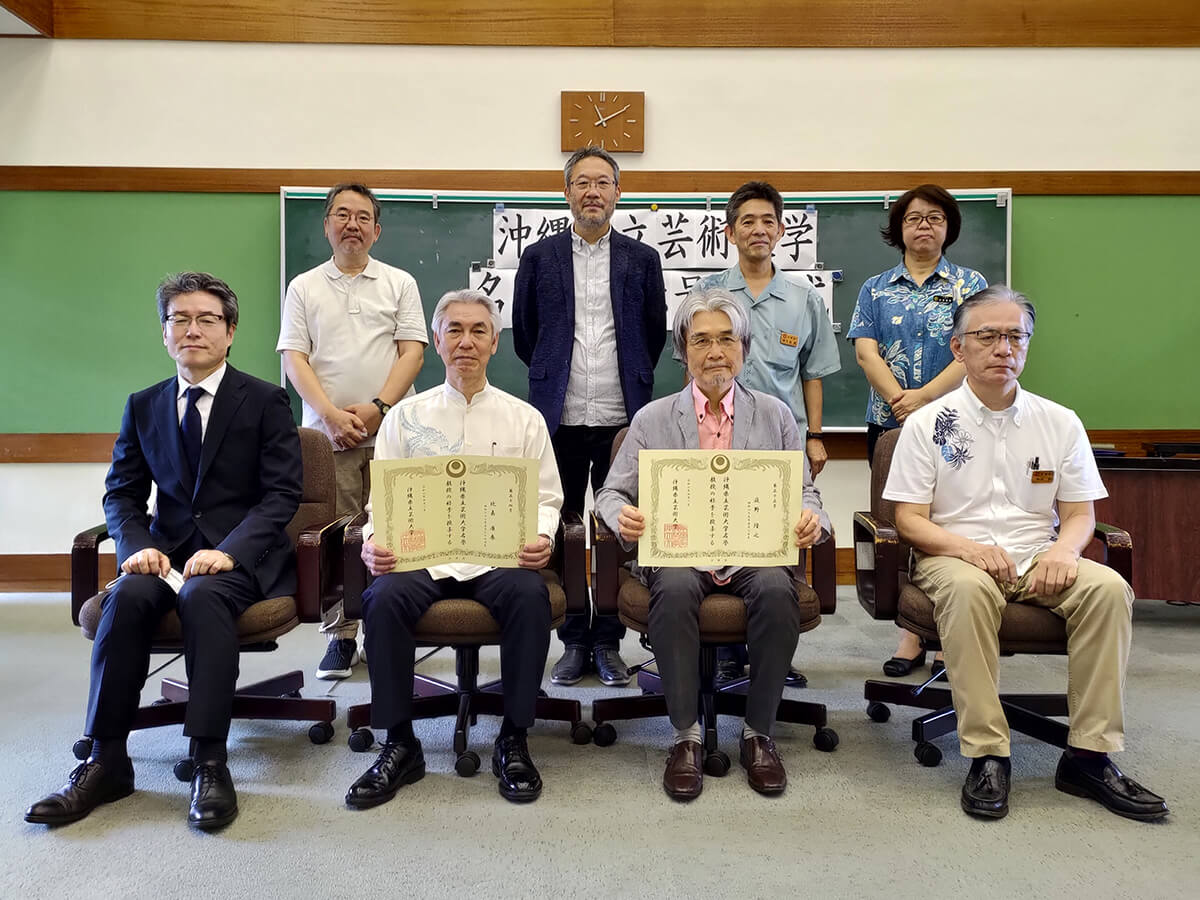 ［写真］比嘉康晴、庭野隆之両名誉教授を囲んでの記念写真