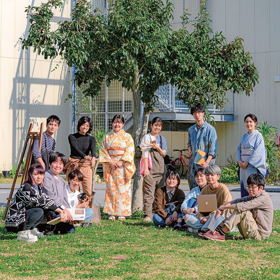 ［写真］絵画専攻女子学生制作風景