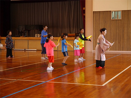 ［写真］平成30年度（第11回）移動大学 in 波照間での琉球舞踊ワークショップの様子