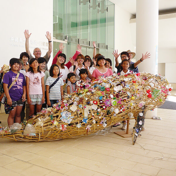 ［写真］首里当蔵キャンパス絵画棟での小学生対象ワークショップの様子