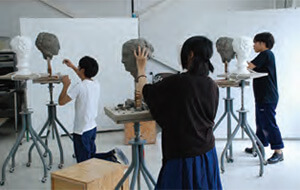 ［写真］彫刻専攻における高校生のサマースクールの様子