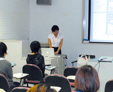 ［写真］講演する卒業生の齋藤嘉苗さん