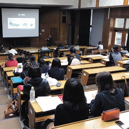 ［写真］大講義室での講義の様子