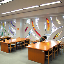 ［写真］沖縄県立芸術大学附属図書館内の様子