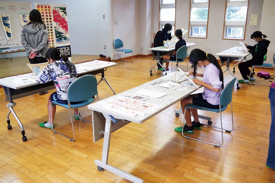 ［写真］移動大学 in 伊平屋島での「紅型教室」実施風景