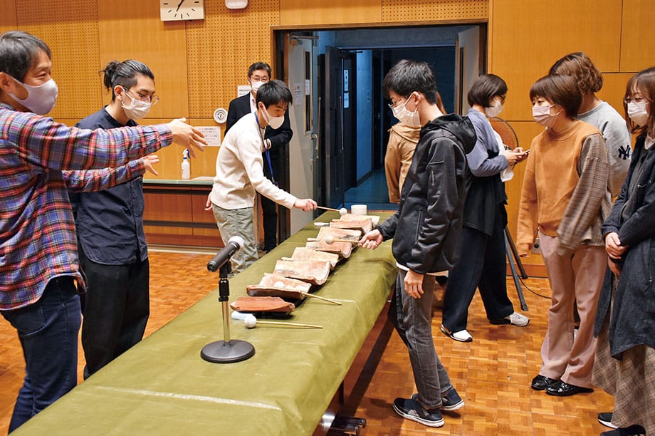 ［写真］野村誠氏のワークショップ「首里城瓦の音楽」受講風景