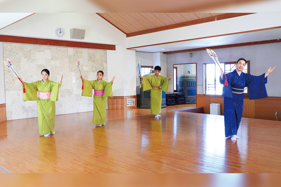 ［写真］琉球組踊舞踊コース授業風景（舞踊）