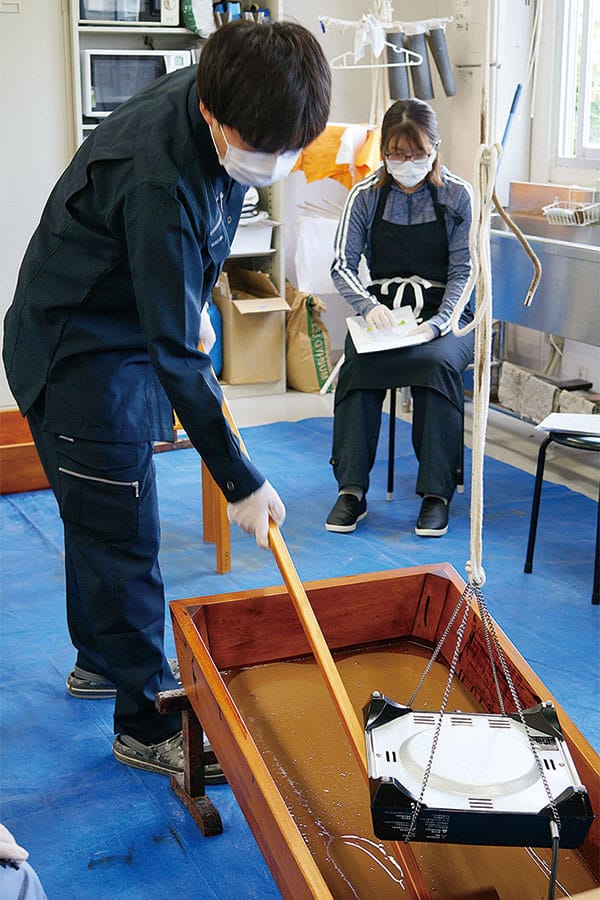 ［写真］漆精製実習風景