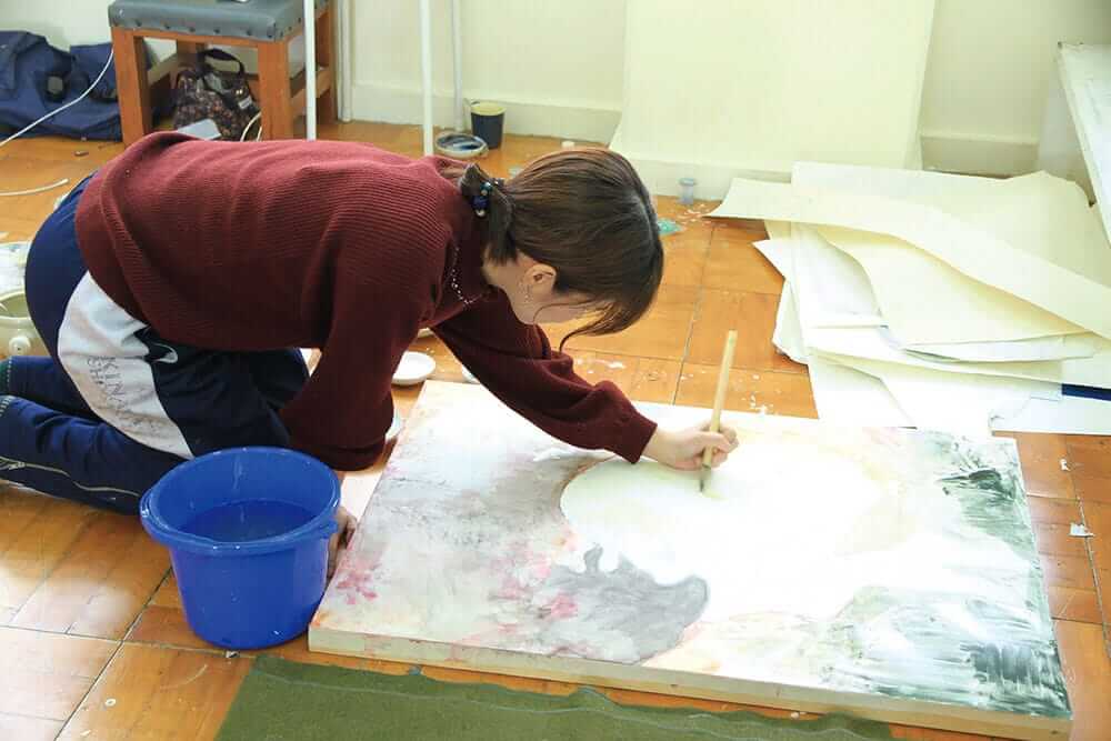 ［写真］日本画を制作している絵画専攻の学生