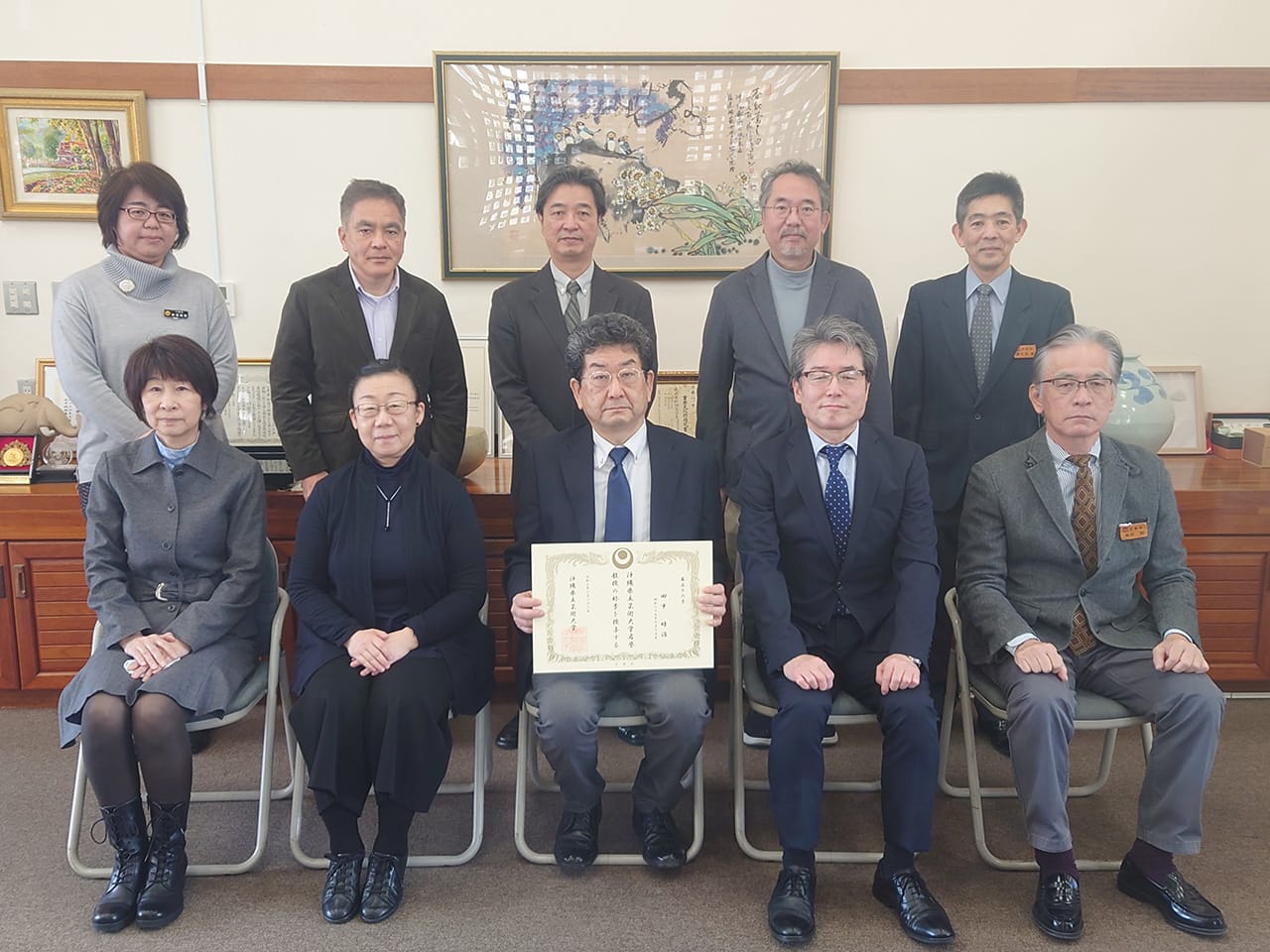 ［写真］田中睦治名誉教授を囲んでの記念写真