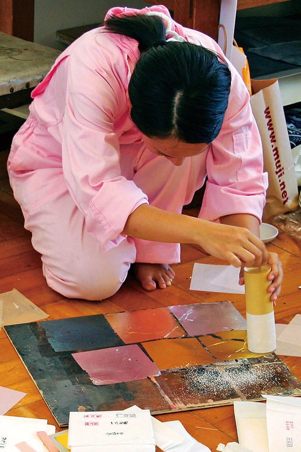 ［写真］日本画 箔実習