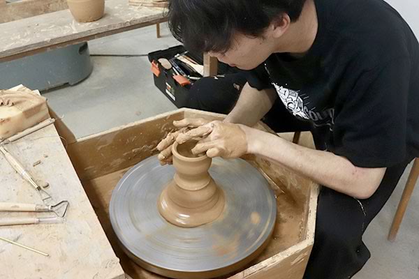 ［写真］2年生「ロクロ基礎」