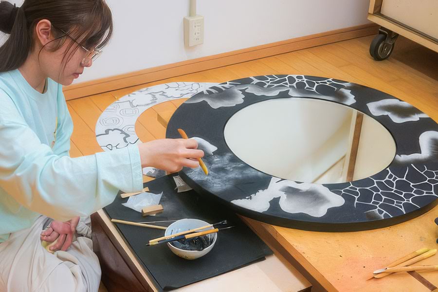 ［写真］漆作品を制作する女子学生