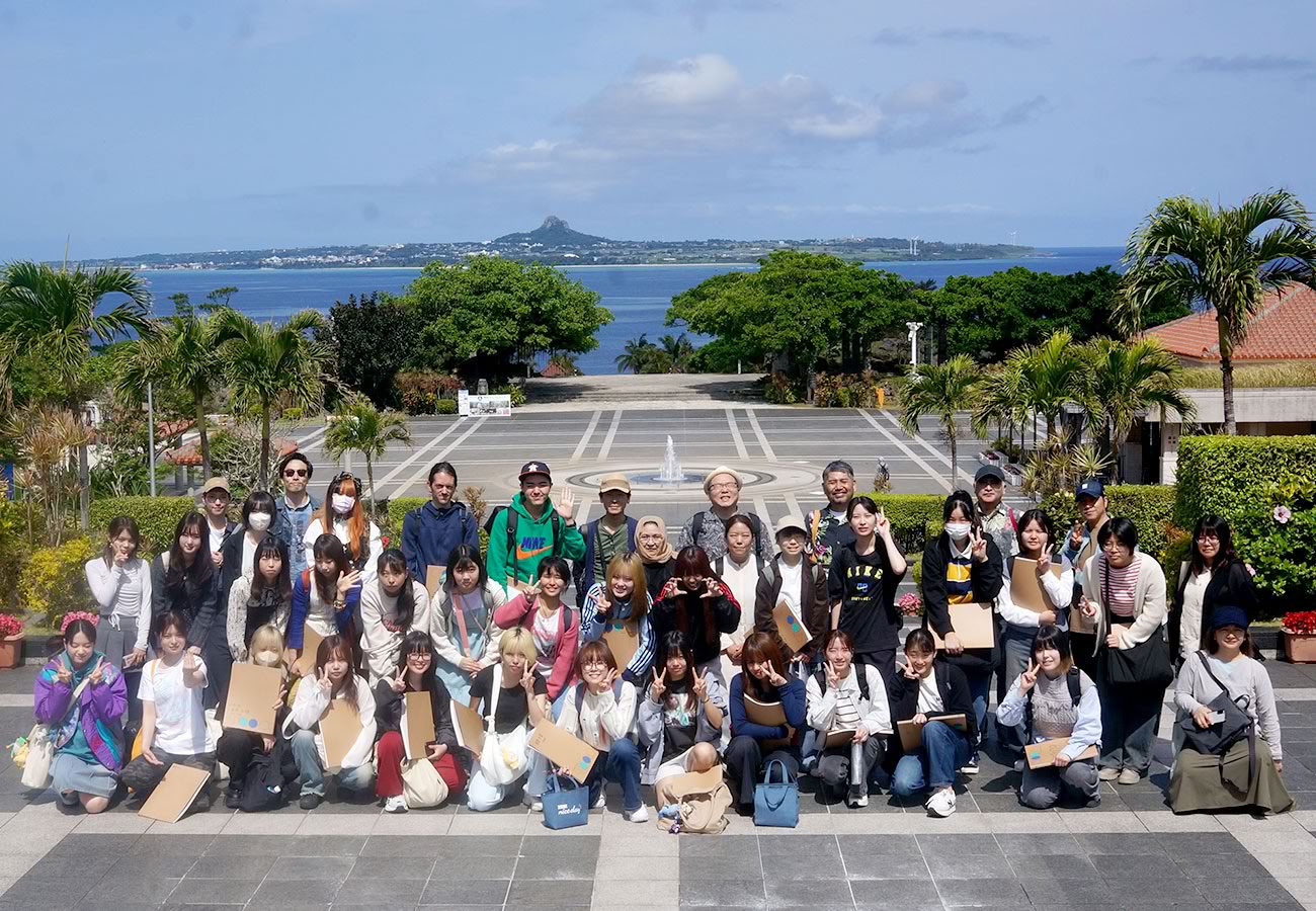 ［写真］学外演習で海洋博公園を訪問した際の集合写真