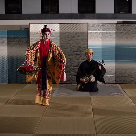 ［写真］琉球伝統芸能デザイン（琉球古典音楽1名×琉球古典舞踊1名によるパフォーマンス）