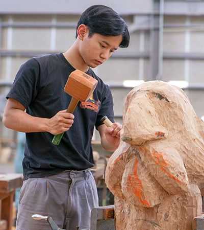 ［写真］木彫制作する学生