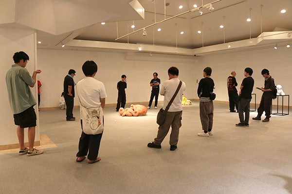 ［写真］4年生・3年生成果展（附属図書・芸術資料館）