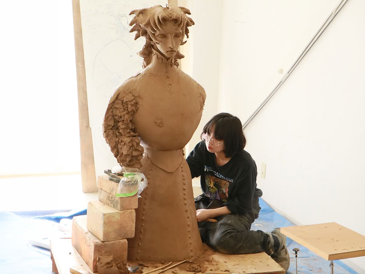 ［写真］塑像制作する学生