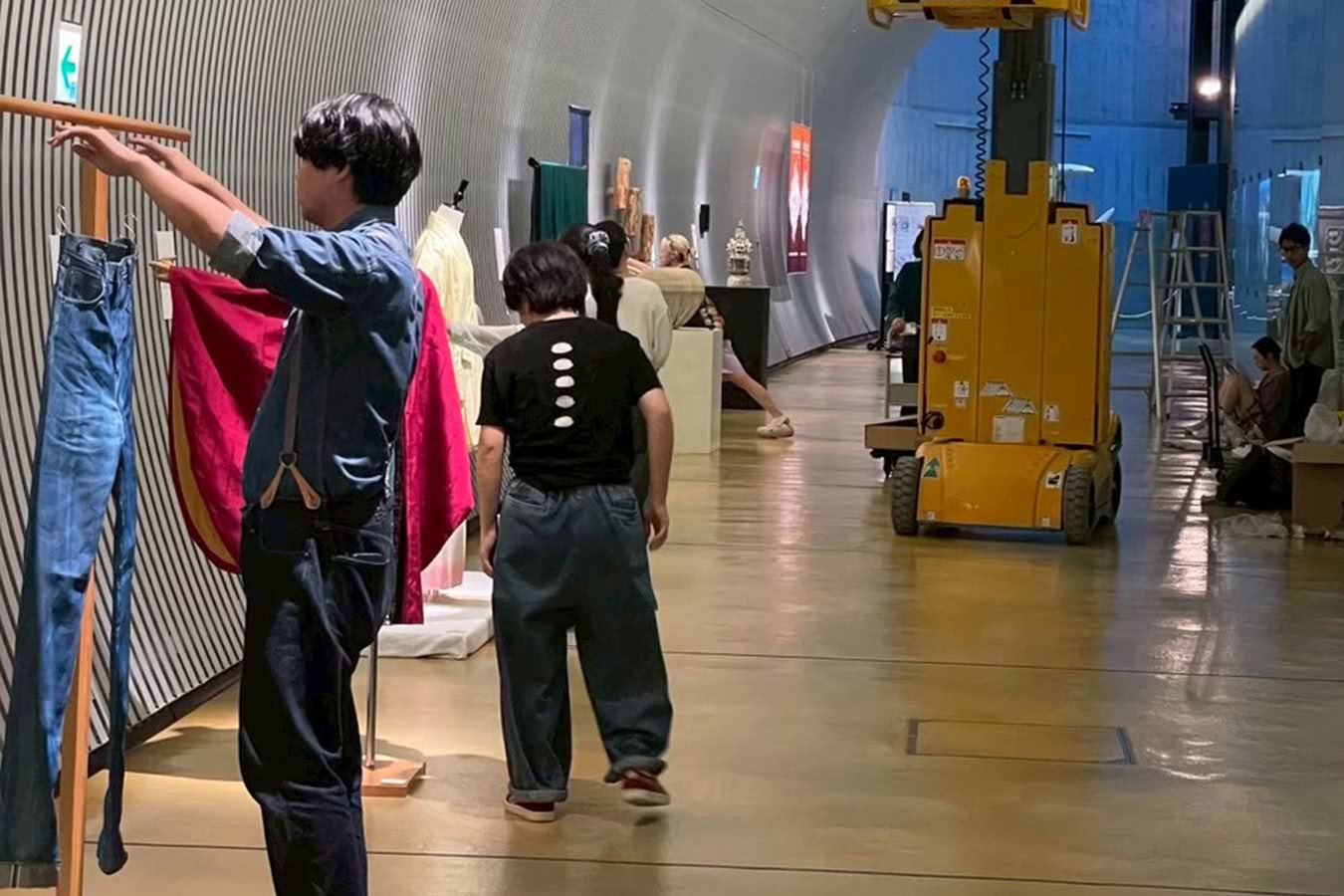 ［写真］OISTトンネルギャラリーでの展示準備風景